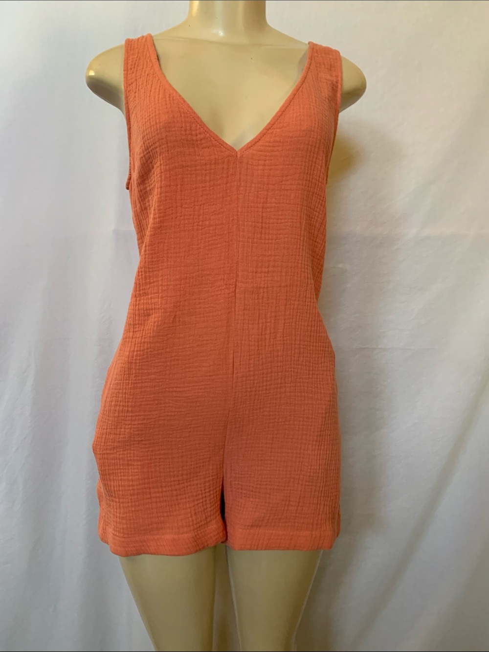 FOREVER 21 Textured Sleeveless Romper in Coral
Size Small NWT